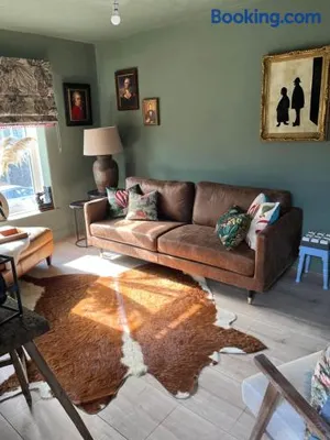 Image of CWTCH COTTAGE Llantrisant 2 bed home - sleeps 4