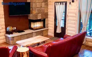 Image of Cricket Hill Treehouse by Amish Country Lodging