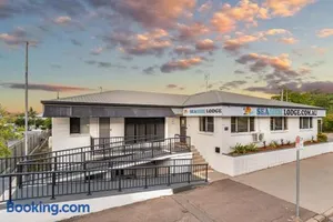 Image of Seaside Lodge Hostel Townsville- right next to coles, 2 mins walk to strand & CBD- Passport required