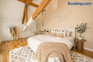 Image of Light filled zen 3BR Penthouse - 7 min to Westport