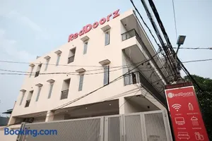 Image of RedDoorz near Taman Palem