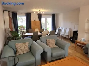 Image of Spacious 5 Bedroom 11 Guest Family House in Horsham