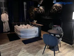 Image of La 104 Picasso Suite tendance dans maison réservée aux hôtes