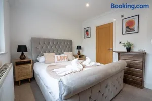 Image of Emirates House, Luxe 5 Bed, with King sized Beds, next to Aiport & NEC, JLR 5 mins