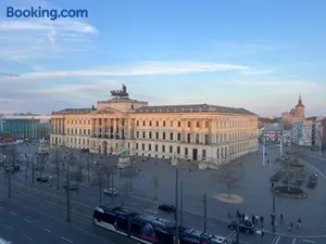 Image of W&D Living-Tête de Fleur-Balkon über Schloßarkaden