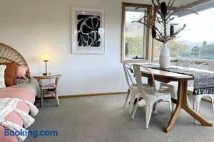 Image of Stylish, Sunlit and Close to Airport & Hobart CBD