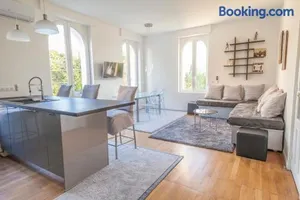 Image of CLOSE CROISETTE-MODERN-A/C-CONGRESS-BEACHES