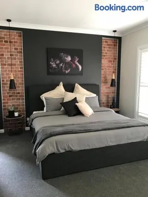 Image of Luxury 2br home with King, 5 star private & close