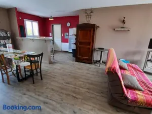 Image of Maison de plain-pied avec jardin clôturé, proche Thermes St Roch - 3 chambres, WiFi, cuisine équipée - FR-1-541-46