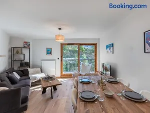 Image of Appartement récent, proche des pistes avec balcon et parking à Courchevel - FR-1-563-138