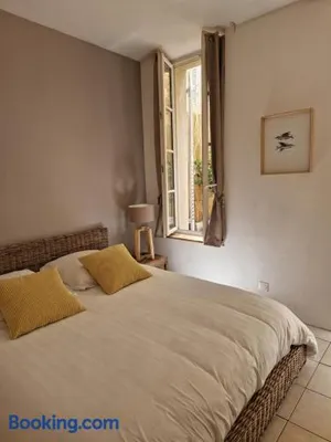 Image of 2 pièces dans le centre avec petite terrasse 3***