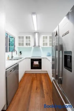 Image of 3BR15BA House w Parking Close to Eastwood Beach L143UP