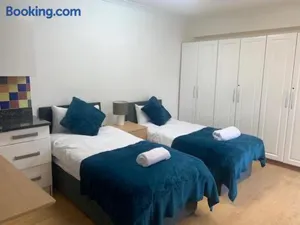 Image of Beautiful 4 ensuite Bedroom House, Free wifi, parking, Family, Corporate, Contractors