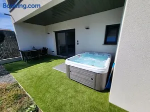 Image of Rez-de-jardin de Maison avec spa et borne d'arcade