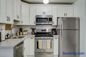 Image of Bright & Cozy Modern Studio, Fast WiFi, Quiet, Walkable to University of Portland