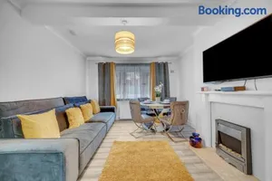 Image of 3 Bedrooms Homely House in Motherwell Sleeps 8 comfortably with 6 double beds Near Glasgow Edinburgh Free Private Parking Business Travellers Contractors Holiday Goers Near all Major transport links