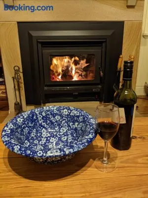Image of Amiens Cottage. Queenslander, charming, central.