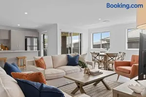 Image of Wine Down 700m walk to Cessnock CBD