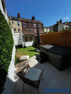 Image of Luxe City Hot Tub: Urban Retreat