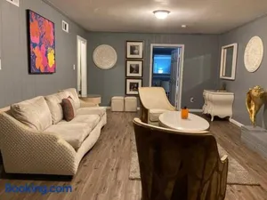 Image of Stylish Remodeled 23 Large beds Near Elvis Presley