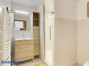 Image of Studio centre-ville avec terrasse, parking, proche télécabine et commodités - FR-1-401-175