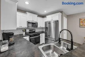 Image of Spacious 3BR Home with KING Bed in Prime Location