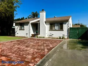 Image of Newly remodelled Los Angeles House with access to pool