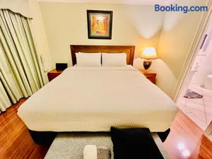 Image of Spacious 6 Bedroom Holiday Home 15 Min Away From Melbourne Airport