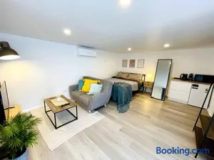 Image of Modern Studio with Mountain View and Near Airport & CBD