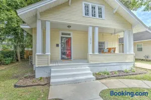 Image of Bright & Charming Cottage with Fire Pit and Porch Swing - Close to Beale Street, BBQ, Graceland, and The Liberty Bowl