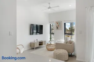 Image of 2 Bed Ocean View Apt, Parking, WiFi! 250m to Beach