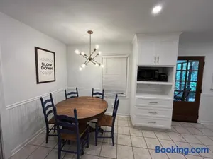 Image of Modern Athens Home 4bd, 3bth