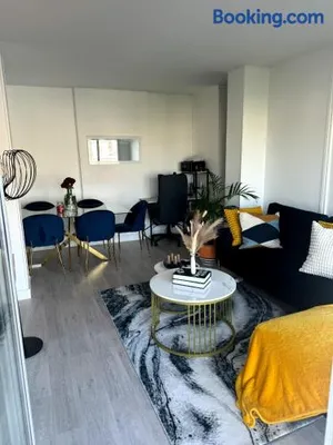 Image of Chambre privée ds Appartement Design et Confort refait à neuf PROCHE de PARIS, la DEFENSE et VERSAILLES
