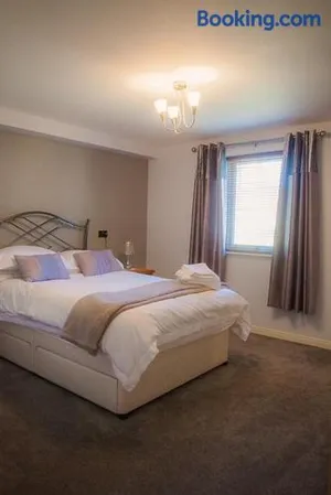 Image of 2 Bed Blackburn Village Apt With Wifi & Parking