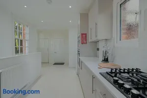 Image of Central Banbury Stay Comfy and Spacious for groups 9 sleeps