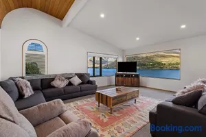Image of Huge Lakefront Delight (5-bedroom)