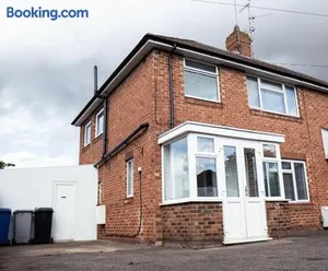 Image of Large 4 BedroomProperty driveway and 3 bathrooms