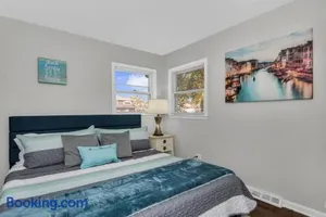 Image of Prime Location, Cozy & Spacious home in Schaumburg