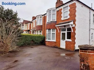 Image of Spacious house with parking in excellent location
