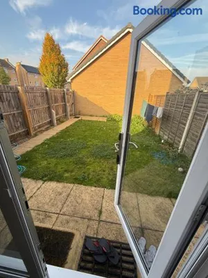 Image of OnSiteStays - 4 Large Bedrooms 3 Bathrooms 1 WC Parking Garden & Wifi