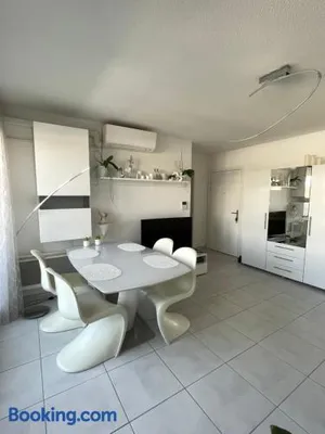 Image of Appartement de standing, parking privé, climatisé, proche du centre-ville et la gare centre