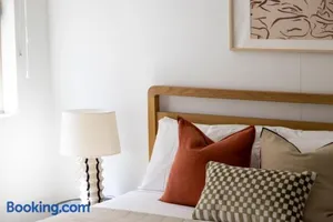 Image of Kahlo Alexandria - Stylish 2 bdrm Walk to Train