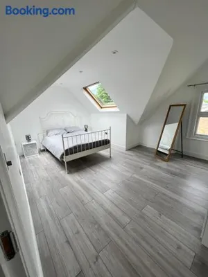 Image of Lovely 2 Bedroom Flat with Roof Terrace in London NW6