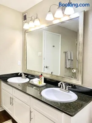 Image of Spacious 2BR&2BA Med Center APT, Free parking&shuttle
