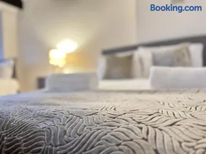 Image of SHM Stays Solihull HS2 NEC Airport Nr M6 M40 M42 Great for Long & Short stays 15 min walk to Train Station 5 min drive to Town Centre outside Bus Stops & Supermarket Free Parking