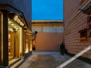 Image of Floral Shangri-La Dukezong Ancient Town langkangda B & B
