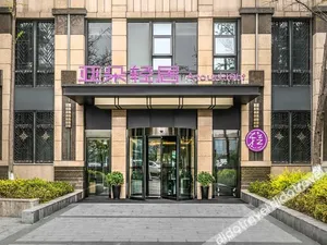 Image of Atour Hotel Red Chengdu Wuhou Avenue Arch Building