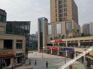 Image of Huanlesong Huayuan Hotel (Chongqing Jiangbei Airport Huixing Light Rail Station)