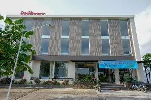Image of RedDoorz Plus near Solo Baru