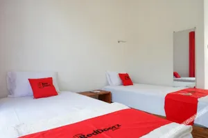 Image of RedDoorz Plus near UMS Solo